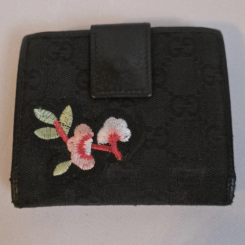 Gucci Black Compact Monogram Rehabbed Wallet With Floral Embroidered Patches - Picture 8 of 15